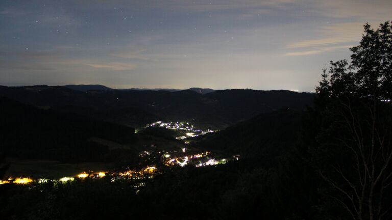 Dieses Bild zeigt eine Webcam-Aufnahme vom Achertal, aufgenommen am Montag, den 06.07.2026 um 02:00 Uhr. Die Temperatur betrug 16°C.