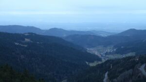 Dieses Bild zeigt eine Webcam-Aufnahme vom Achertal, aufgenommen am Freitag, den 19.12.2025 um 16:50 Uhr. Die Temperatur betrug 7°C.