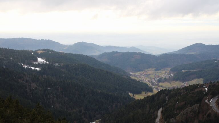 Dieses Bild zeigt eine Webcam-Aufnahme vom Achertal, aufgenommen am Sonntag, den 01.02.2026 um 16:00 Uhr. Die Temperatur betrug 4.1°C.