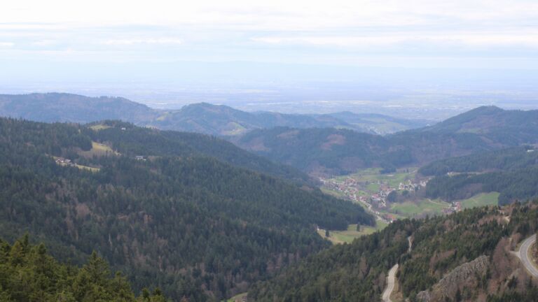 Dieses Bild zeigt eine Webcam-Aufnahme vom Achertal, aufgenommen am Freitag, den 13.03.2026 um 13:40 Uhr. Die Temperatur betrug 7.6°C.