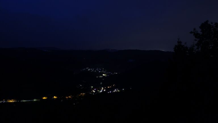 Dieses Bild zeigt eine Webcam-Aufnahme vom Achertal, aufgenommen am Freitag, den 28.08.2026 um 05:40 Uhr. Die Temperatur betrug 17.3°C.