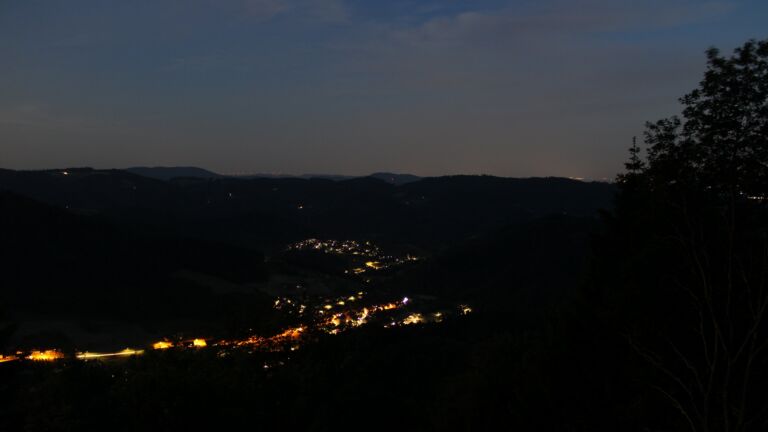 Dieses Bild zeigt eine Webcam-Aufnahme vom Achertal, aufgenommen am Freitag, den 29.05.2026 um 22:30 Uhr. Die Temperatur betrug 22.3°C.
