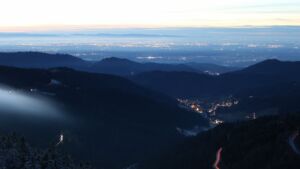 Dieses Bild zeigt eine Webcam-Aufnahme vom Achertal, aufgenommen am Montag, den 01.12.2025 um 17:20 Uhr. Die Temperatur betrug -0.1°C.