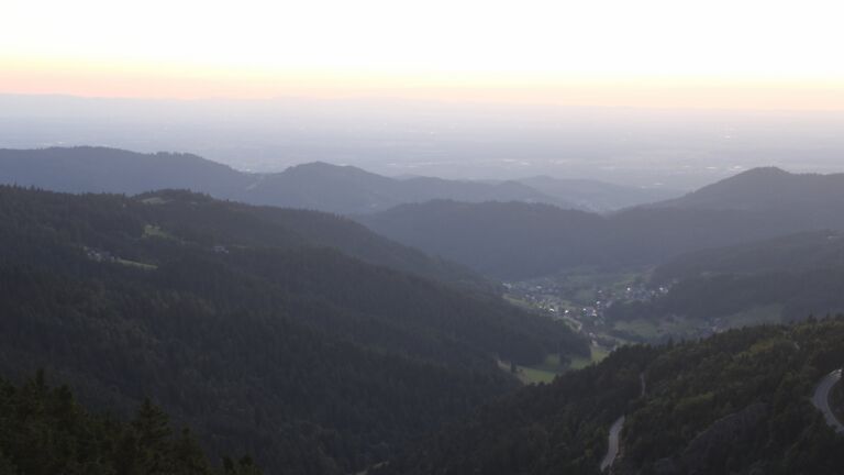 Dieses Bild zeigt eine Webcam-Aufnahme vom Achertal, aufgenommen am Montag, den 25.08.2025 um 20:40 Uhr. Die Temperatur betrug 16.6°C.
