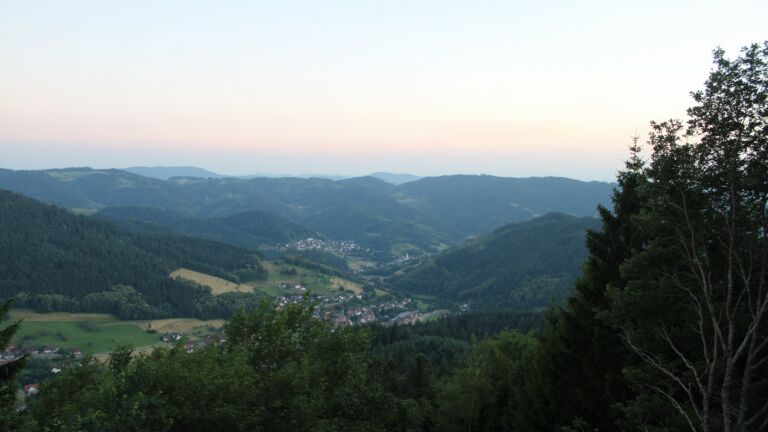 Dieses Bild zeigt eine Webcam-Aufnahme vom Achertal, aufgenommen am Mittwoch, den 24.06.2026 um 21:40 Uhr. Die Temperatur betrug 27.1°C.