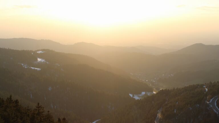 Dieses Bild zeigt eine Webcam-Aufnahme vom Achertal, aufgenommen am Donnerstag, den 02.04.2026 um 19:30 Uhr. Die Temperatur betrug 5.8°C.