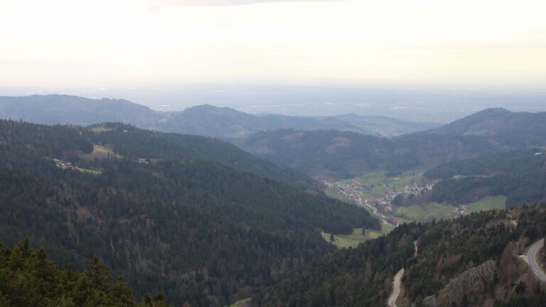 Dieses Bild zeigt eine Webcam-Aufnahme vom Achertal, aufgenommen am Sonntag, den 05.04.2026 um 18:20 Uhr. Die Temperatur betrug 8.8°C.