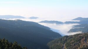 Dieses Bild zeigt eine Webcam-Aufnahme vom Achertal, aufgenommen am Samstag, den 13.12.2025 um 14:00 Uhr. Die Temperatur betrug 9.7°C.