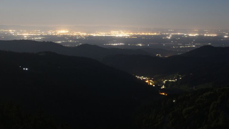 Dieses Bild zeigt eine Webcam-Aufnahme vom Achertal, aufgenommen am Freitag, den 01.05.2026 um 04:40 Uhr. Die Temperatur betrug 4°C.
