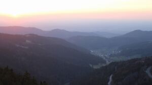 Dieses Bild zeigt eine Webcam-Aufnahme vom Achertal, aufgenommen am Dienstag, den 03.03.2026 um 18:10 Uhr. Die Temperatur betrug 7.4°C.