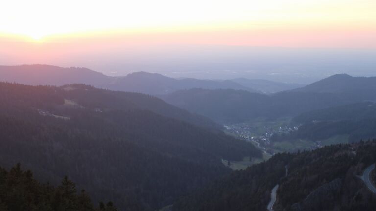 Dieses Bild zeigt eine Webcam-Aufnahme vom Achertal, aufgenommen am Dienstag, den 03.03.2026 um 18:10 Uhr. Die Temperatur betrug 7.4°C.