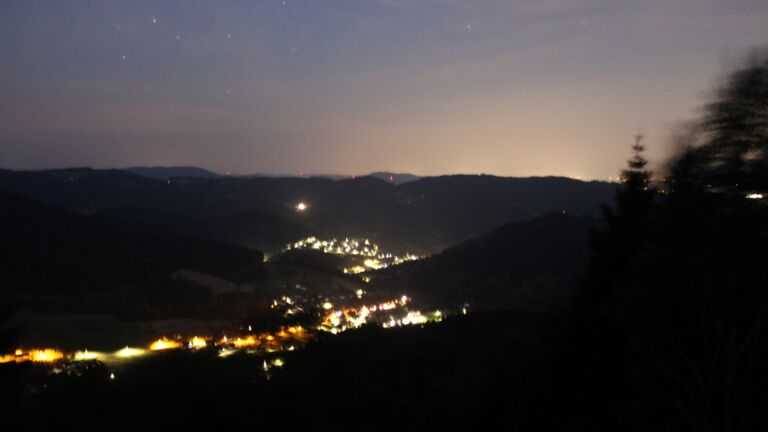Dieses Bild zeigt eine Webcam-Aufnahme vom Achertal, aufgenommen am Freitag, den 26.06.2026 um 03:40 Uhr. Die Temperatur betrug 27.4°C.