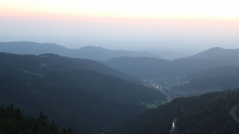 Dieses Bild zeigt eine Webcam-Aufnahme vom Achertal, aufgenommen am Montag, den 11.08.2025 um 21:20 Uhr. Die Temperatur betrug 19.9°C.