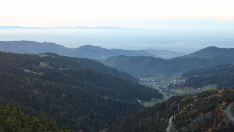 Dieses Bild zeigt eine Webcam-Aufnahme vom Achertal, aufgenommen am Mittwoch, den 05.11.2025 um 16:50 Uhr. Die Temperatur betrug 12.3°C.