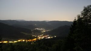 Dieses Bild zeigt eine Webcam-Aufnahme vom Achertal, aufgenommen am Montag, den 25.05.2026 um 22:50 Uhr. Die Temperatur betrug 22.1°C.