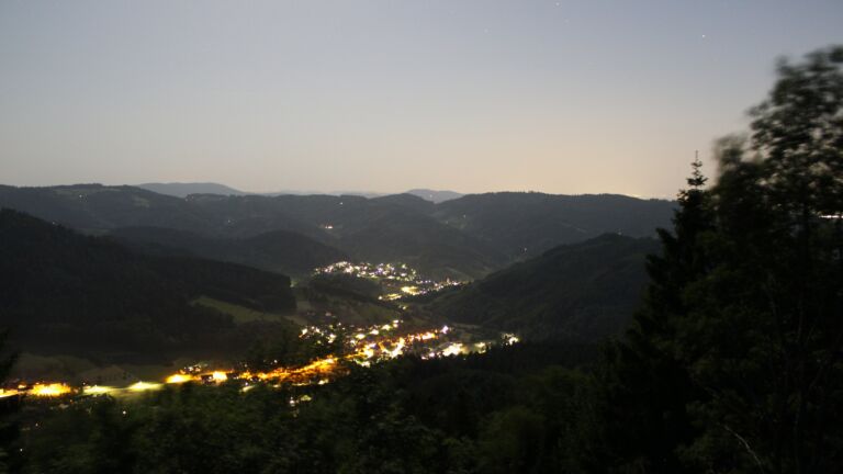 Dieses Bild zeigt eine Webcam-Aufnahme vom Achertal, aufgenommen am Montag, den 25.05.2026 um 22:50 Uhr. Die Temperatur betrug 22.1°C.