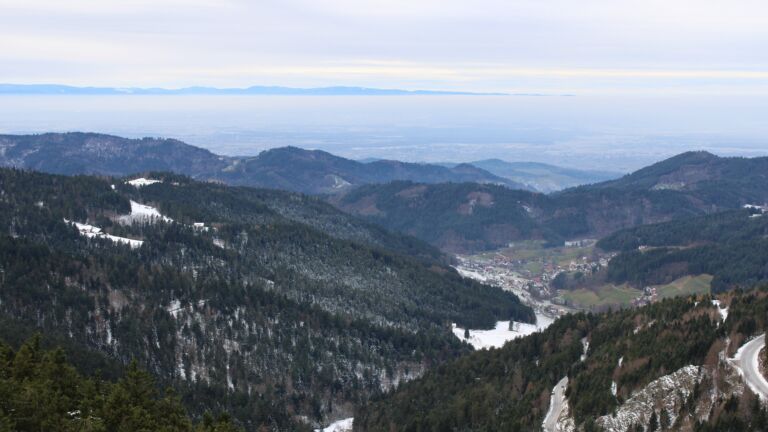 Dieses Bild zeigt eine Webcam-Aufnahme vom Achertal, aufgenommen am Sonntag, den 23.11.2025 um 11:30 Uhr. Die Temperatur betrug -0.8°C.