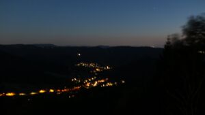 Dieses Bild zeigt eine Webcam-Aufnahme vom Achertal, aufgenommen am Dienstag, den 28.07.2026 um 22:20 Uhr. Die Temperatur betrug 23.4°C.