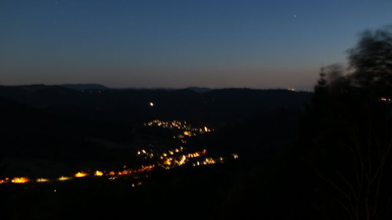 Dieses Bild zeigt eine Webcam-Aufnahme vom Achertal, aufgenommen am Dienstag, den 28.07.2026 um 22:20 Uhr. Die Temperatur betrug 23.4°C.