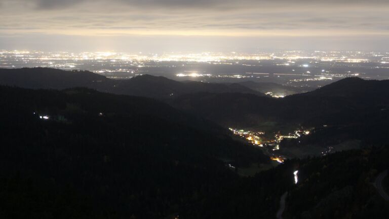 Dieses Bild zeigt eine Webcam-Aufnahme vom Achertal, aufgenommen am Montag, den 03.11.2025 um 19:00 Uhr. Die Temperatur betrug 5°C.