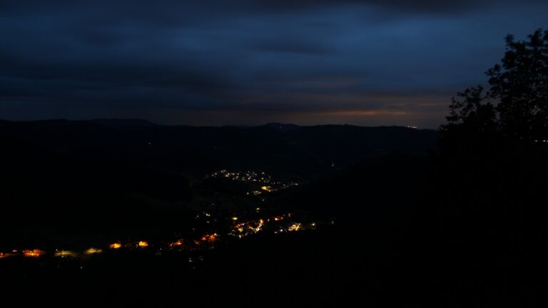 Dieses Bild zeigt eine Webcam-Aufnahme vom Achertal, aufgenommen am Montag, den 01.06.2026 um 04:30 Uhr. Die Temperatur betrug 12°C.