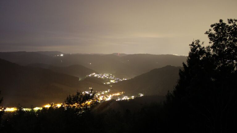 Dieses Bild zeigt eine Webcam-Aufnahme vom Achertal, aufgenommen am Dienstag, den 18.08.2026 um 21:50 Uhr. Die Temperatur betrug 16.6°C.
