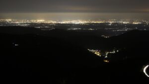 Dieses Bild zeigt eine Webcam-Aufnahme vom Achertal, aufgenommen am Samstag, den 18.10.2025 um 22:30 Uhr. Die Temperatur betrug 4.1°C.