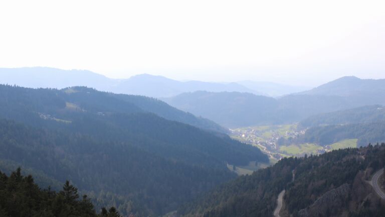 Dieses Bild zeigt eine Webcam-Aufnahme vom Achertal, aufgenommen am Montag, den 23.03.2026 um 16:20 Uhr. Die Temperatur betrug 7.4°C.