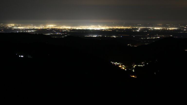 Dieses Bild zeigt eine Webcam-Aufnahme vom Achertal, aufgenommen am Freitag, den 31.10.2025 um 01:00 Uhr. Die Temperatur betrug 6.1°C.