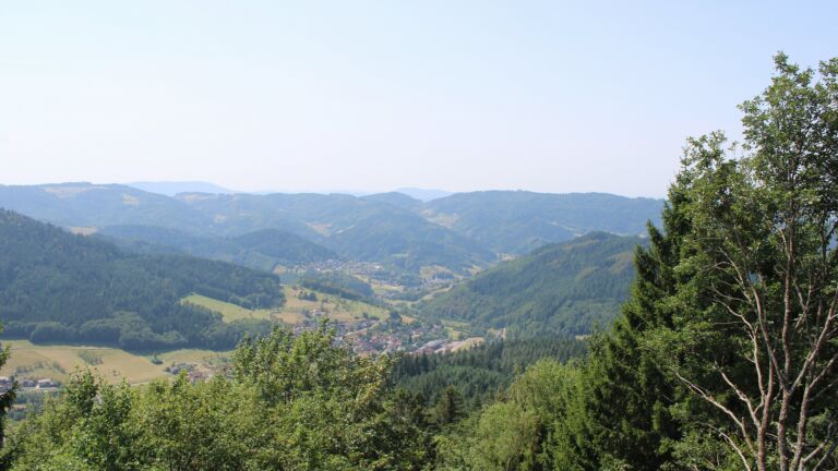 Dieses Bild zeigt eine Webcam-Aufnahme vom Achertal, aufgenommen am Dienstag, den 04.08.2026 um 13:10 Uhr. Die Temperatur betrug 32°C.