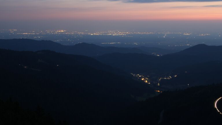 Dieses Bild zeigt eine Webcam-Aufnahme vom Achertal, aufgenommen am Mittwoch, den 18.06.2025 um 22:40 Uhr. Die Temperatur betrug 18.4°C.