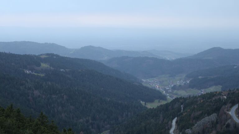 Dieses Bild zeigt eine Webcam-Aufnahme vom Achertal, aufgenommen am Freitag, den 14.11.2025 um 16:40 Uhr. Die Temperatur betrug 16.1°C.