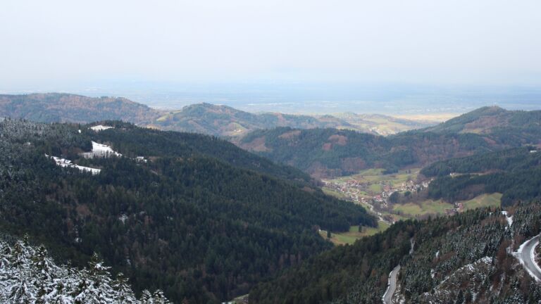 Dieses Bild zeigt eine Webcam-Aufnahme vom Achertal, aufgenommen am Freitag, den 28.11.2025 um 09:10 Uhr. Die Temperatur betrug 1.9°C.