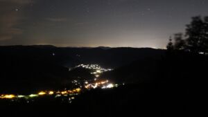 Dieses Bild zeigt eine Webcam-Aufnahme vom Achertal, aufgenommen am Mittwoch, den 07.10.2026 um 00:30 Uhr. Die Temperatur betrug 16.5°C.