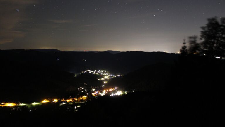 Dieses Bild zeigt eine Webcam-Aufnahme vom Achertal, aufgenommen am Mittwoch, den 07.10.2026 um 00:30 Uhr. Die Temperatur betrug 16.5°C.