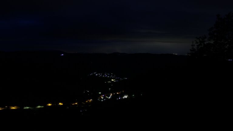 Dieses Bild zeigt eine Webcam-Aufnahme vom Achertal, aufgenommen am Donnerstag, den 11.06.2026 um 04:00 Uhr. Die Temperatur betrug 7.8°C.