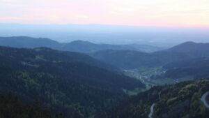 Dieses Bild zeigt eine Webcam-Aufnahme vom Achertal, aufgenommen am Montag, den 27.04.2026 um 20:50 Uhr. Die Temperatur betrug 10.8°C.