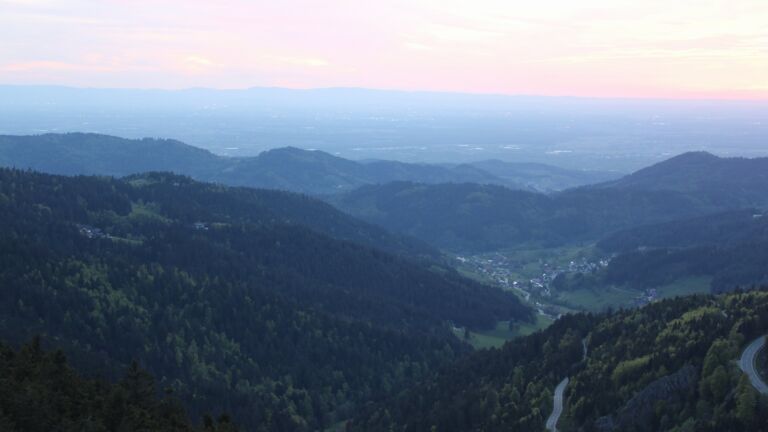 Dieses Bild zeigt eine Webcam-Aufnahme vom Achertal, aufgenommen am Montag, den 27.04.2026 um 20:50 Uhr. Die Temperatur betrug 10.8°C.