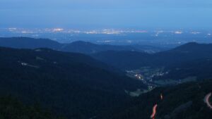 Dieses Bild zeigt eine Webcam-Aufnahme vom Achertal, aufgenommen am Mittwoch, den 16.07.2025 um 05:00 Uhr. Die Temperatur betrug 13.2°C.
