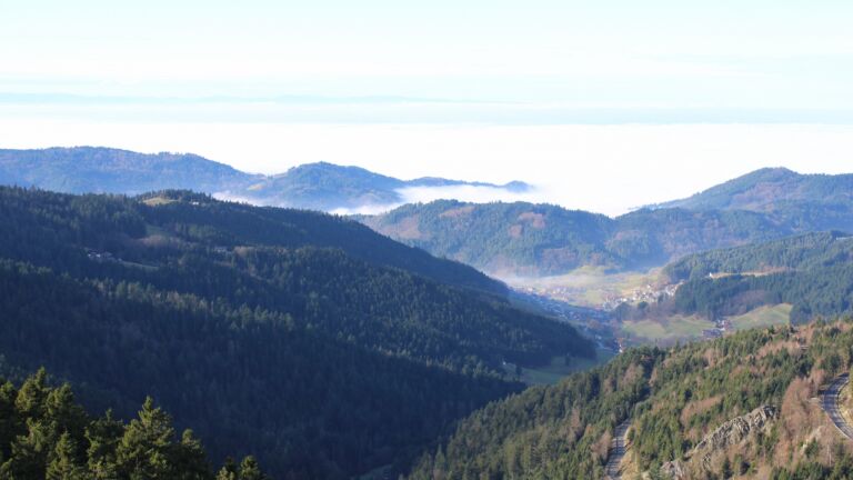 Dieses Bild zeigt eine Webcam-Aufnahme vom Achertal, aufgenommen am Mittwoch, den 03.12.2025 um 12:20 Uhr. Die Temperatur betrug 5.9°C.