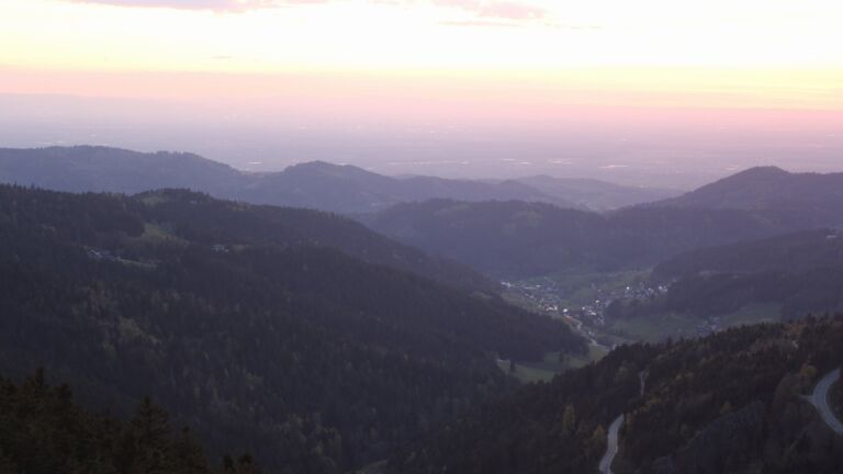 Dieses Bild zeigt eine Webcam-Aufnahme vom Achertal, aufgenommen am Freitag, den 17.04.2026 um 20:40 Uhr. Die Temperatur betrug 12.8°C.