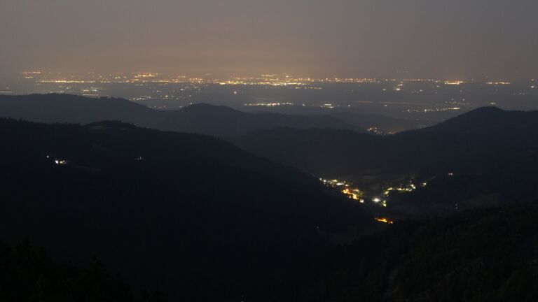 Dieses Bild zeigt eine Webcam-Aufnahme vom Achertal, aufgenommen am Freitag, den 13.06.2025 um 03:40 Uhr. Die Temperatur betrug 21.6°C.