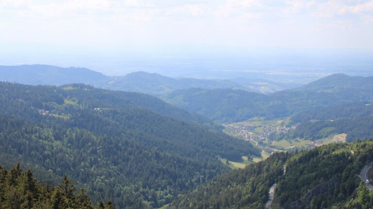 Dieses Bild zeigt eine Webcam-Aufnahme vom Achertal, aufgenommen am Sonntag, den 18.05.2025 um 15:30 Uhr. Die Temperatur betrug 12.2°C.