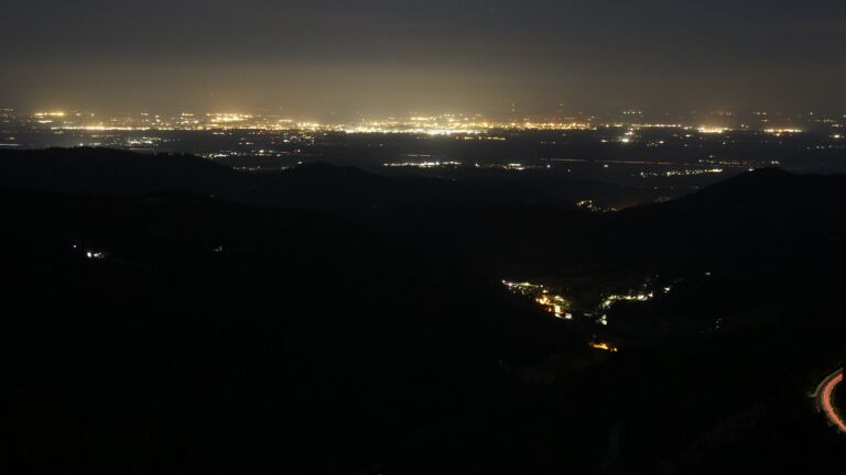 Dieses Bild zeigt eine Webcam-Aufnahme vom Achertal, aufgenommen am Samstag, den 19.07.2025 um 03:40 Uhr. Die Temperatur betrug 15.6°C.