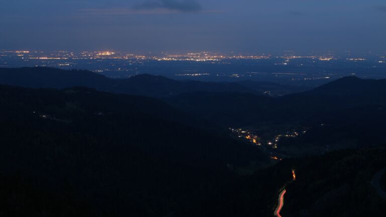 Dieses Bild zeigt eine Webcam-Aufnahme vom Achertal, aufgenommen am Dienstag, den 06.05.2025 um 05:10 Uhr. Die Temperatur betrug 2°C.