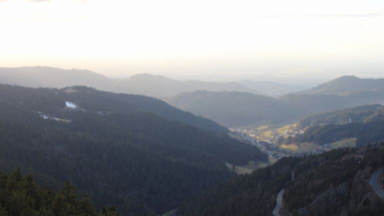 Dieses Bild zeigt eine Webcam-Aufnahme vom Achertal, aufgenommen am Samstag, den 07.02.2026 um 16:40 Uhr. Die Temperatur betrug 8°C.