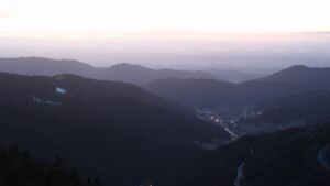 Dieses Bild zeigt eine Webcam-Aufnahme vom Achertal, aufgenommen am Samstag, den 07.02.2026 um 18:10 Uhr. Die Temperatur betrug 4.3°C.