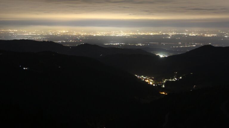 Dieses Bild zeigt eine Webcam-Aufnahme vom Achertal, aufgenommen am Donnerstag, den 09.10.2025 um 21:30 Uhr. Die Temperatur betrug 8.8°C.