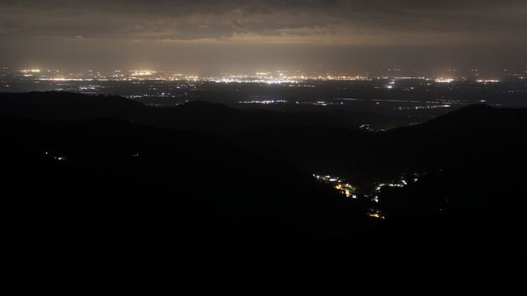 Dieses Bild zeigt eine Webcam-Aufnahme vom Achertal, aufgenommen am Freitag, den 23.05.2025 um 03:10 Uhr. Die Temperatur betrug 5.8°C.