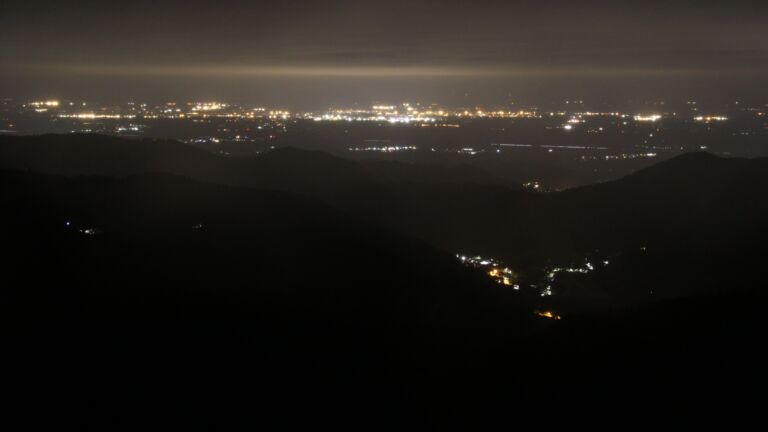 Dieses Bild zeigt eine Webcam-Aufnahme vom Achertal, aufgenommen am Mittwoch, den 28.05.2025 um 03:30 Uhr. Die Temperatur betrug 9.9°C.